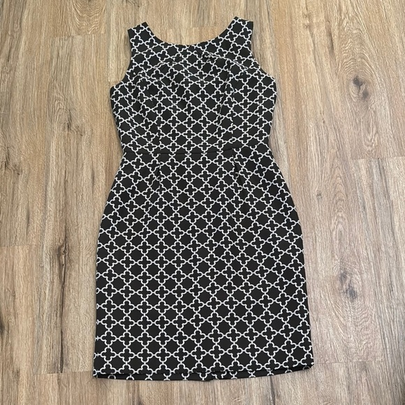 Tahari Dresses & Skirts - Tahari Black and White Sheath Mini Dress